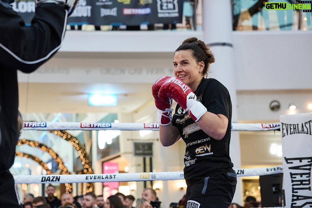Chantelle Cameron Instagram - Media workout 🥊 @matchroomboxing @daznboxing Dublin, Ireland