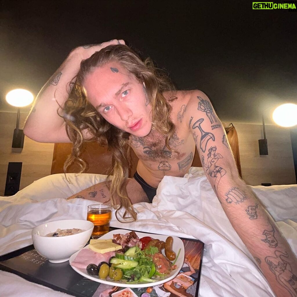 Charity Kase Instagram - They keep telling me that breakfast is the most important meal of the day 🍳 Don’t forget to book your tickets too see me on my Uk tour! Link in my bio 👻 #breakfastinbed #longhairmen London, United Kingdom