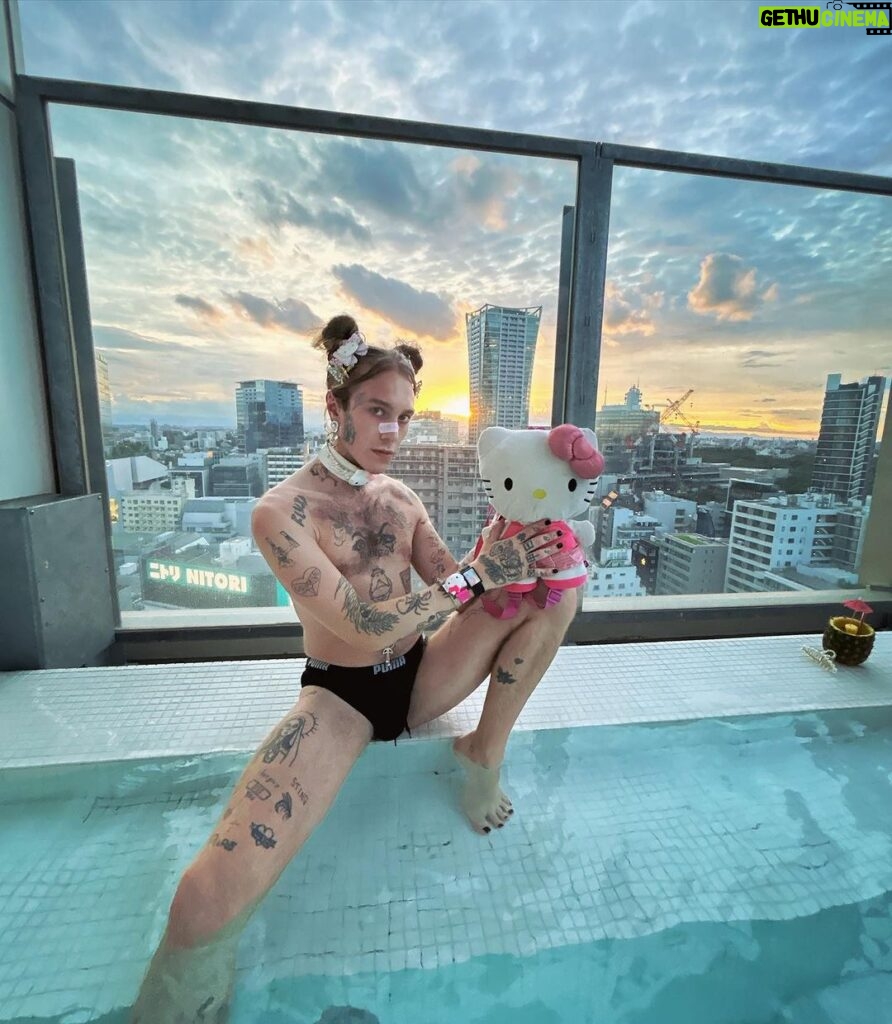Charity Kase Instagram - Rooftop pool party in Tokyo ☀️ #tokyofashion #travelling #hellokitty Tokyo, Japan
