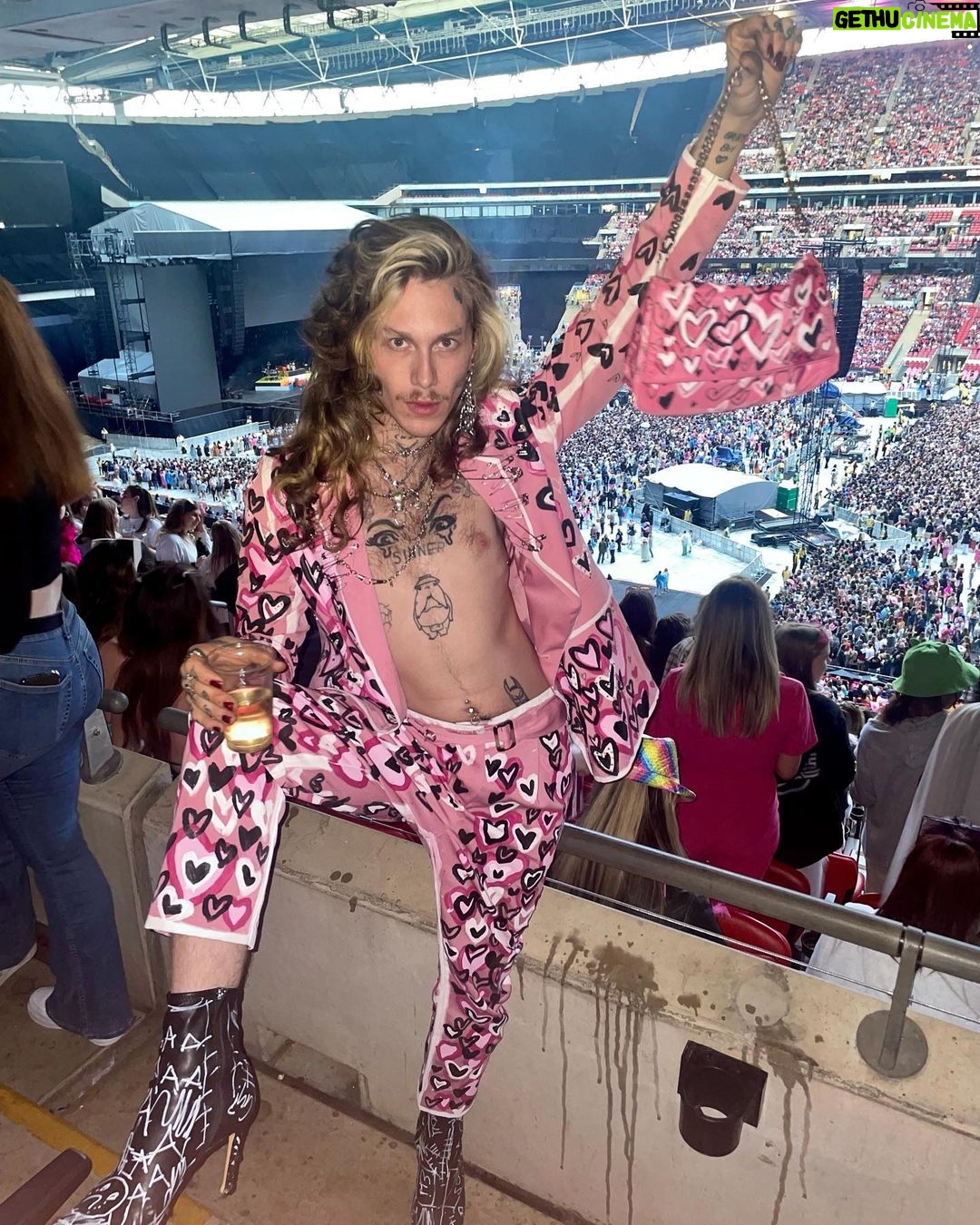 Charity Kase Instagram - When Harry met Harry?π Had so much fun seeing Harry styles with @boy__smells for the launch of their new collection π thanks for having me Full look @bycharitykase #wembley #loveontour London, United Kingdom