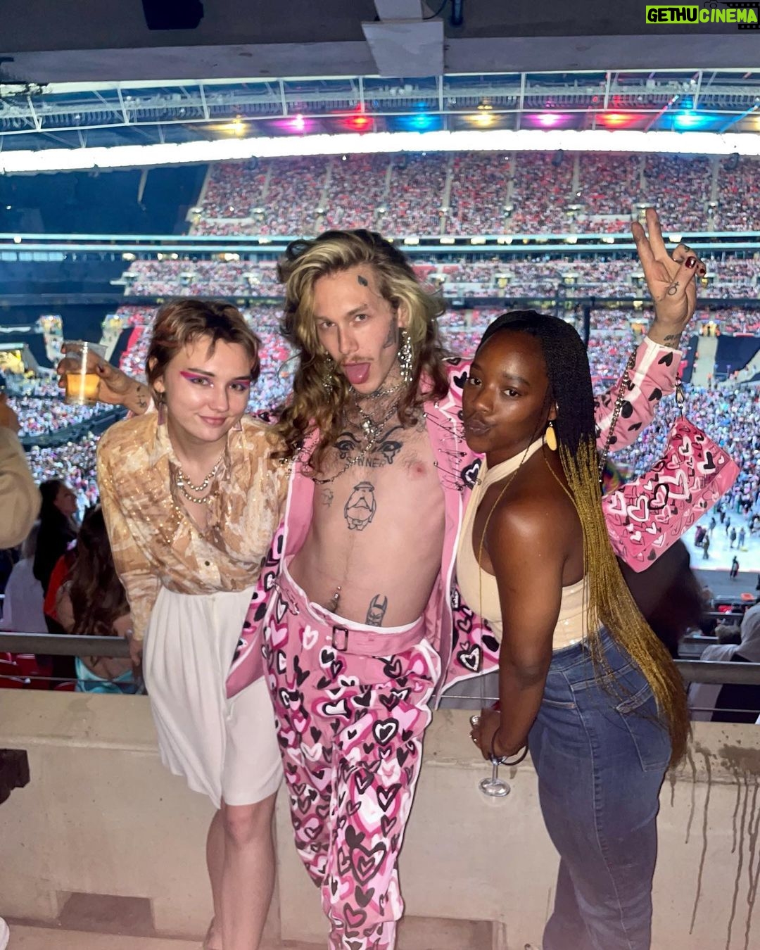 Charity Kase Instagram - When Harry met Harry?π Had so much fun seeing Harry styles with @boy__smells for the launch of their new collection π thanks for having me Full look @bycharitykase #wembley #loveontour London, United Kingdom