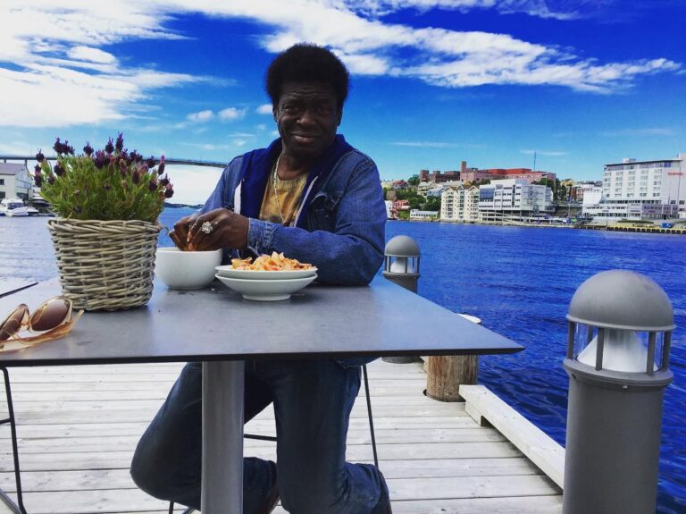 Charles Bradley Instagram - A man and his seafood 🍤#charlesforchange #charlesbradley #screamingeagleofsoul Kristiansund Havn