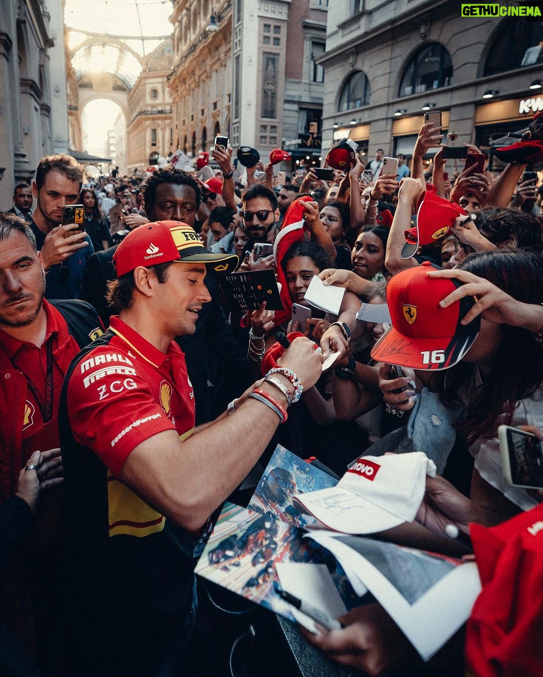 Charles Leclerc Instagram - Monza e speciale grazie a voi. Grazie a tutti di essere venuti a Milano oggi, siete i migliori ❤️