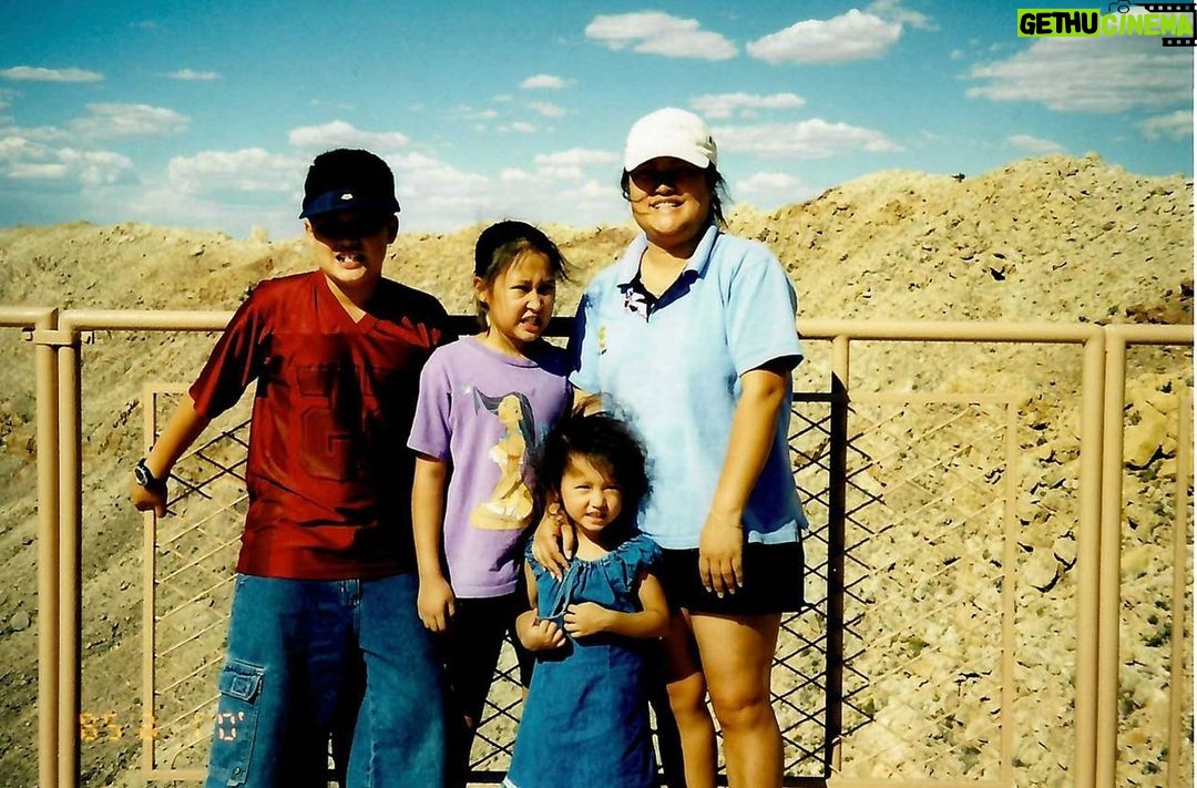 Charles Melton Instagram - 💛💛💛 mom n sisters #jorts