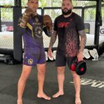 Charles Oliveira Instagram - Manopla com o meu irmão @cicerocoutinho @roobet
