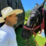 Charles Oliveira Instagram – Dia de boiadeiro  na fazenda oliveira 

@stud.oliveira