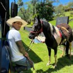 Charles Oliveira Instagram – Dia de boiadeiro  na fazenda oliveira 

@stud.oliveira