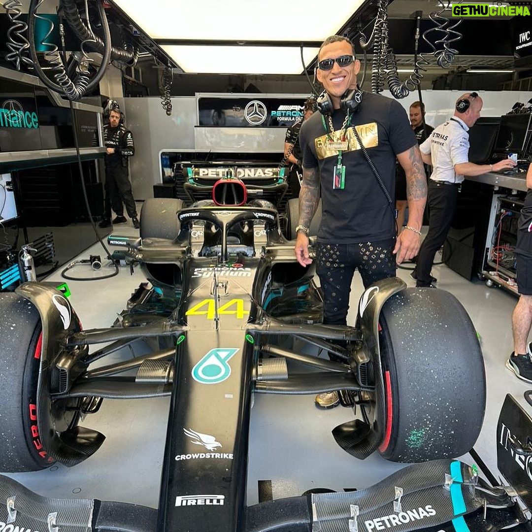 Charles Oliveira Instagram - Hoje tivemos a oportunidade de acompanhar a formula1 de perto obrigado a todos pelo carinho @ufc_brasil @ufc @ufceurope @ufcespanol @lewishamilton @vitoriabrum_ Autódromo de Interlagos