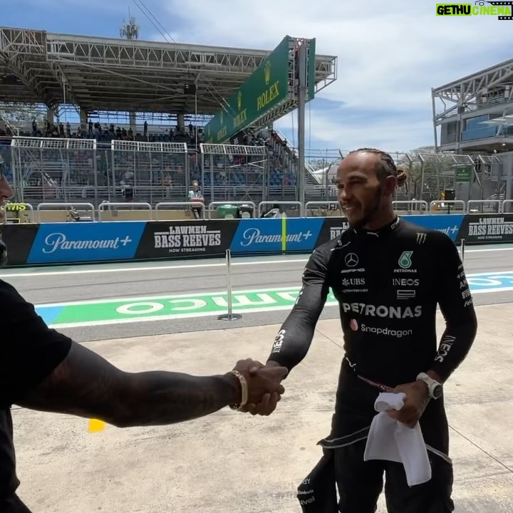 Charles Oliveira Instagram - Hoje tivemos a oportunidade de acompanhar a formula1 de perto obrigado a todos pelo carinho @ufc_brasil @ufc @ufceurope @ufcespanol @lewishamilton @vitoriabrum_ Autódromo de Interlagos