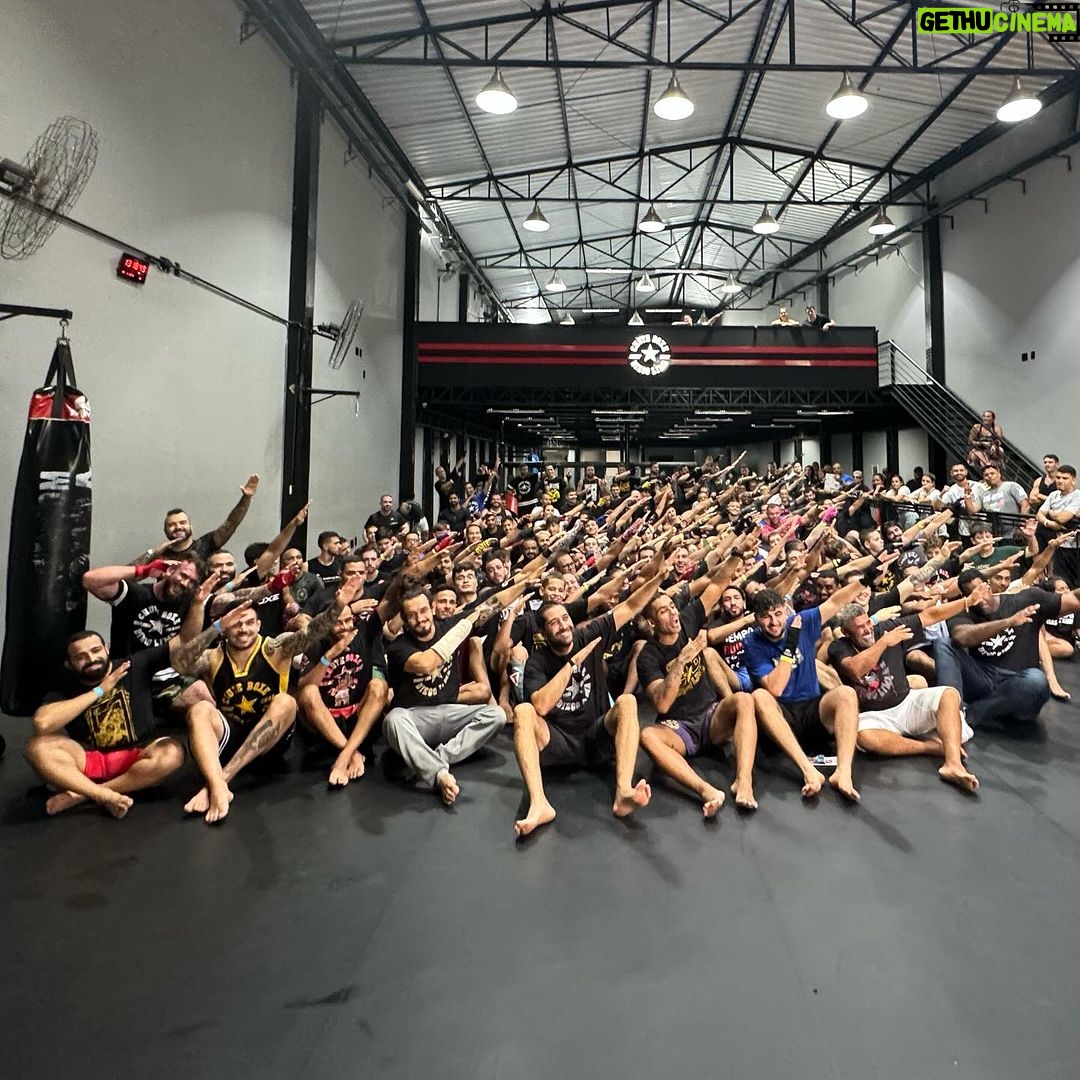 Charles Oliveira Instagram - Hoje foi dia de seminário @chuteboxe_campinas, quero agradecer meu irmão @duduchuteboxe e toda a família chute boxe pelo suporte e todos presente até a próxima 😍👊🏼🙏
