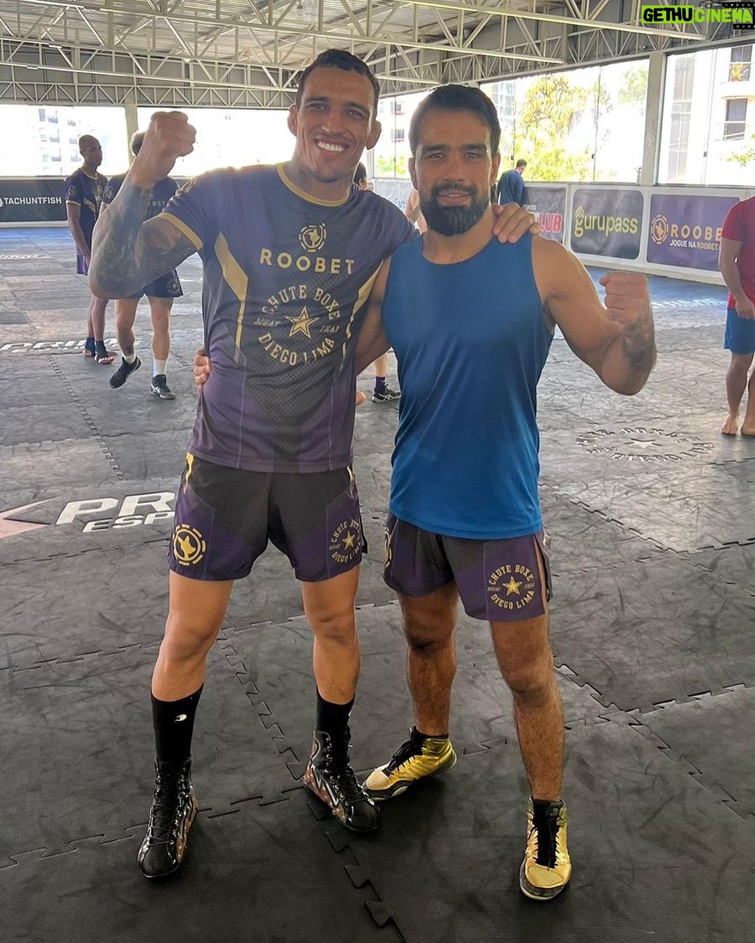 Charles Oliveira Instagram - Aquele treino com meu Professor @ali.reza_noei 👊🏼👊🏼