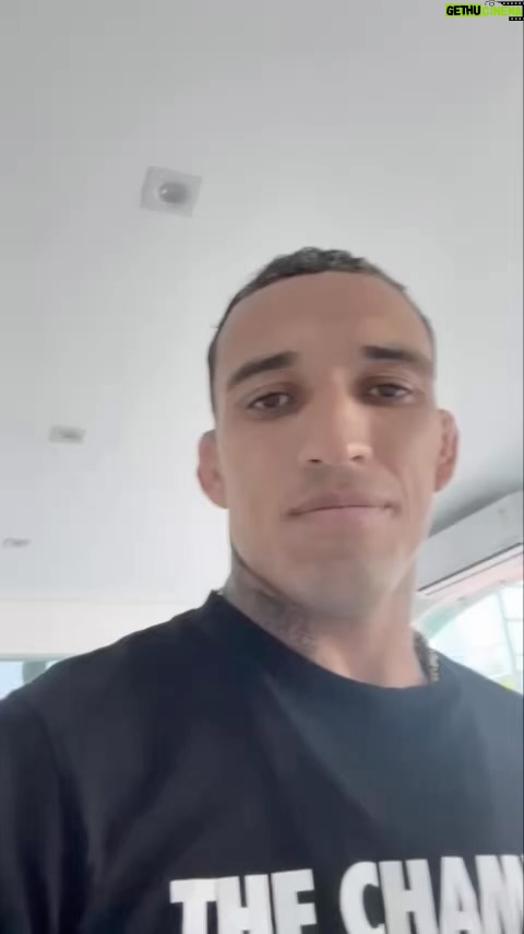 Charles Oliveira Instagram - Galera passando para deixar meus palpites do ufc 293 corre lá entra no site da @roobet que está na minha bio,lembrando tem que ser maior de 18anos vamos com tudo rooooobet