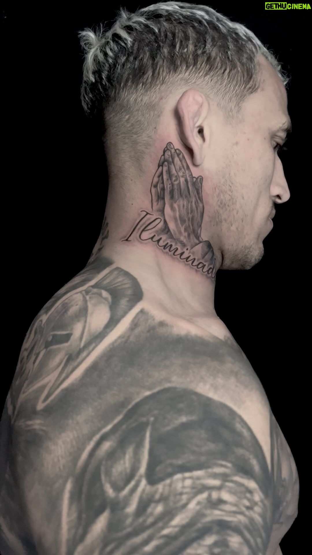 Charles Oliveira - 283.8K Likes - Mais uma arte concluída. Obrigado meu irmão @espositotattoo da @wtstattoo por todo o carinho comigo e por me proporcionar várias tattoos top. Só gratidão 🙏
One more artwork completed. Thank you, my brother @espositotattoo from @wtstattoo for all the care and for providing me with several amazing tattoos. Feeling very grateful 🙏
