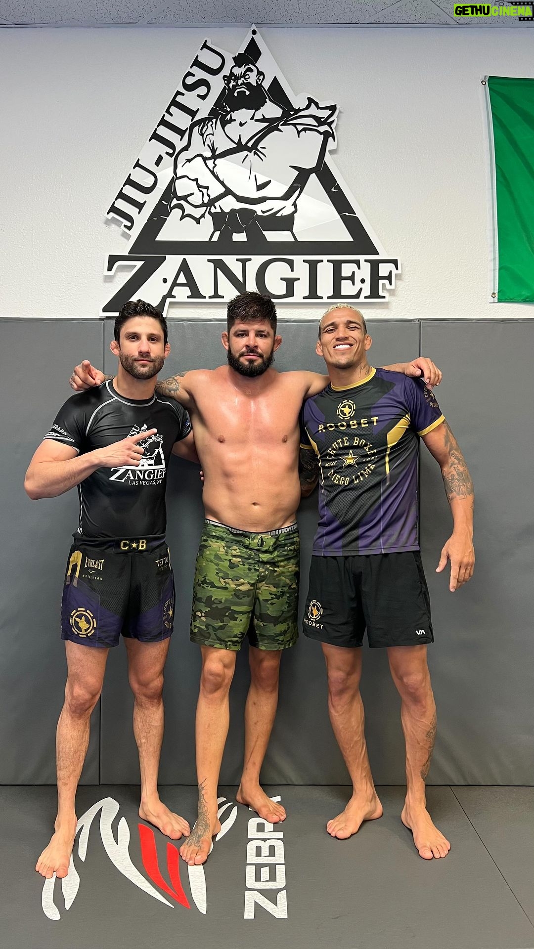 Charles Oliveira Instagram - Aquele treino top só gratidão família 👊🏼👊🏼👊🏼 @gabrielchecco @allanpuroosso Las Vegas, Nevada