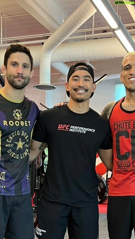 Charles Oliveira Instagram - Aquele treino top de preparação física no @ufcpi com o meu irmão @allanpuroosso 💪🙌💪👊🏼 só vamos manter o foco heeeeyyyyyyy That hard workout at @ufcpi with my brother @allanpuroosso 💪🙌💪👊🏼 Let’s go keep pushing it heeeeyyyyyyy Las Vegas, Nevada