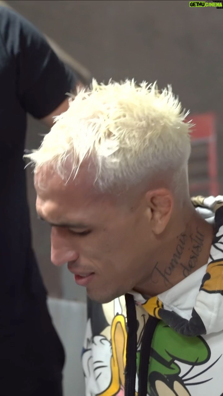 Charles Oliveira - 236.2K Likes - Pra quem sempre pergunta do cabelo loiro corre lá no meu @onlyfans pra assistir. Link na bio
For those who always ask about blonde hair, go to my @onlyfans to watch. Link in bio