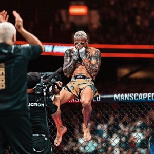 Charles Oliveira Instagram - Momentos marcantes ficam na história 🙌

Defining moments stay in history 🙌🏼