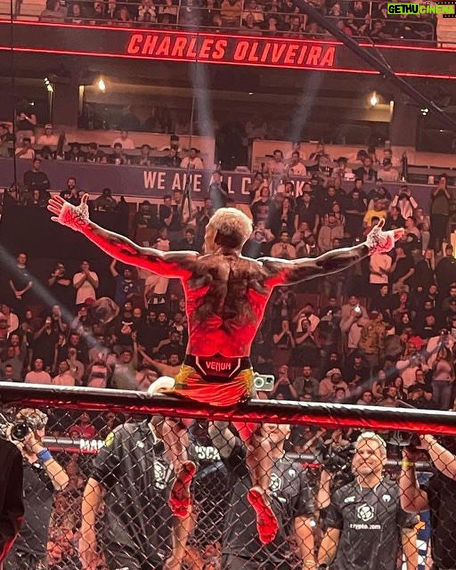 Charles Oliveira Instagram - Que noite maravilhosa nunca vou esquecer desse momento obrigado ufc Vancouver foi maravilhoso o que vivemos essa noite 🙏🙌❤️ What a wonderful night. I will never forget this moment. Thank you UFC Vancouver. It was great what we experienced last night! 🙏🙌 ❤️ Vancouver, British Columbia