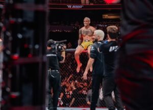 Charles Oliveira Instagram - O campeão está de volta 🙌