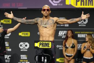 Charles Oliveira Instagram - Como eu gosto disso, sabe? Me sinto faminto, cheio de vontade de vencer. E é bem como meu pai fala: olha nos olhos dele e separa as crianças dos homem 👊🏽🙌🙏

I like it, you know? I feel hungry, full of the desire to succeed. And it's just like my father says: look him in the eyes and separate the men from the boys!