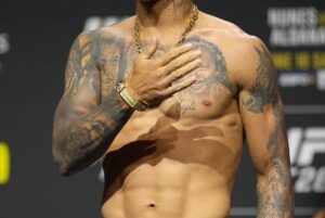 Charles Oliveira Instagram - Como eu gosto disso, sabe? Me sinto faminto, cheio de vontade de vencer. E é bem como meu pai fala: olha nos olhos dele e separa as crianças dos homem 👊🏽🙌🙏

I like it, you know? I feel hungry, full of the desire to succeed. And it's just like my father says: look him in the eyes and separate the men from the boys!
