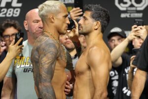 Charles Oliveira Instagram - Como eu gosto disso, sabe? Me sinto faminto, cheio de vontade de vencer. E é bem como meu pai fala: olha nos olhos dele e separa as crianças dos homem 👊🏽🙌🙏

I like it, you know? I feel hungry, full of the desire to succeed. And it's just like my father says: look him in the eyes and separate the men from the boys!