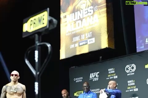 Charles Oliveira - 424.9K Likes - Como eu gosto disso, sabe? Me sinto faminto, cheio de vontade de vencer. E é bem como meu pai fala: olha nos olhos dele e separa as crianças dos homem 👊🏽🙌🙏
I like it, you know? I feel hungry, full of the desire to succeed. And it's just like my father says: look him in the eyes and separate the men from the boys!