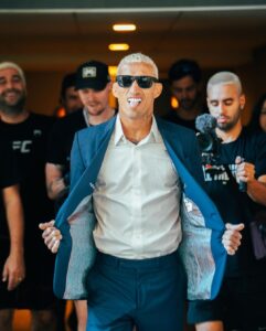 Charles Oliveira Instagram - Toma toma olha como nós estamos aí que gato @roobet vancuover. Canada