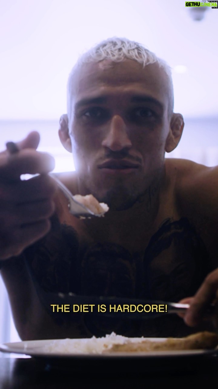Charles Oliveira Instagram - Agora você pode ver mais sobre a minha dieta durante a perda de peso. Saiu um episódio novo da série que mostra os backstages das minhas últimas lutas no @onlyfans. Se você ainda não se inscreveu, ta perdendo muito conteúdo exclusivo. Link na bio. Now you can learn more about my diet during weight loss. A new episode of the series has been released, showing the behind-the-scenes of my latest fights on @onlyfans. If you haven’t subscribed yet, you’re missing out on a lot of exclusive content. Link in my bio.