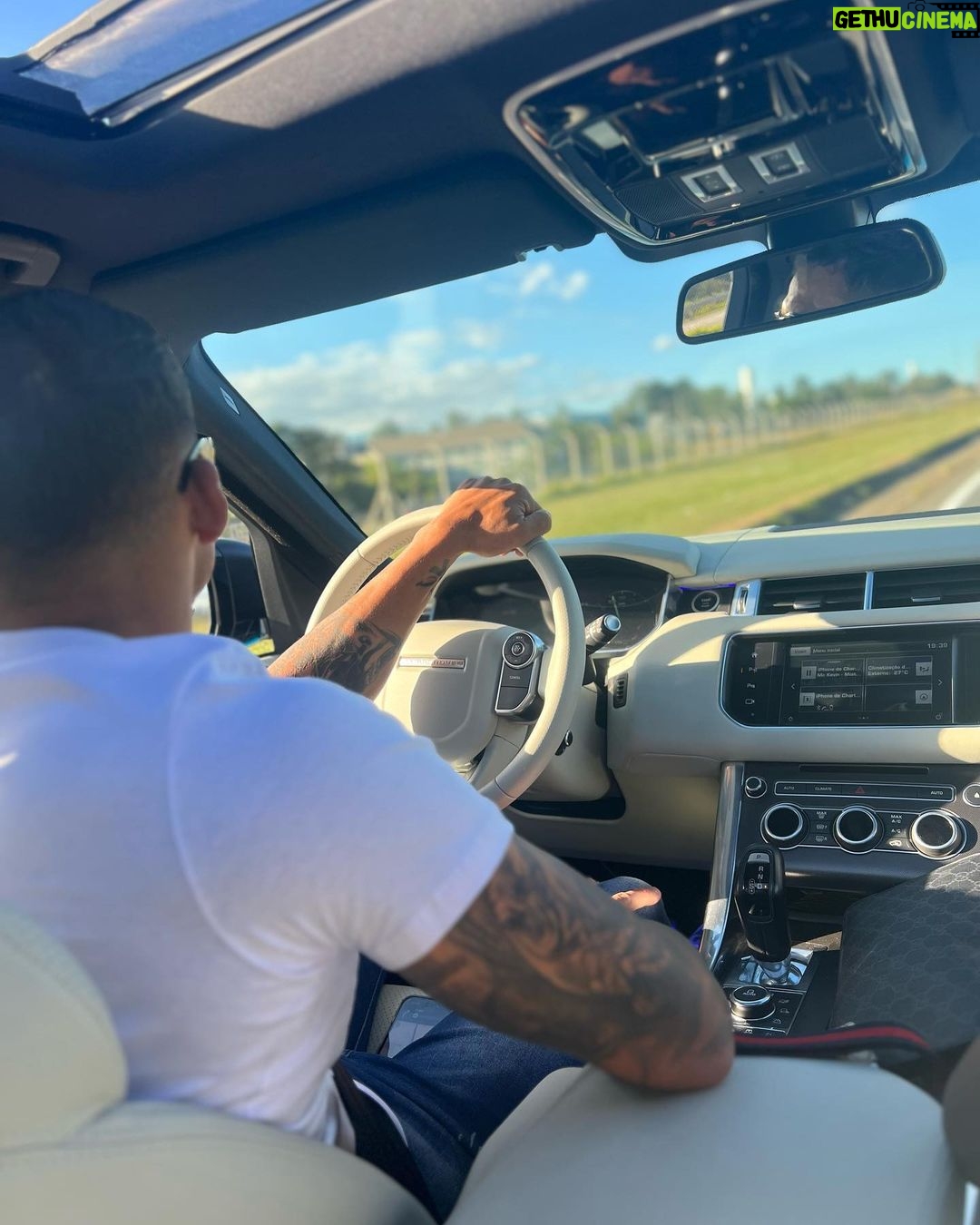 Charles Oliveira Instagram - No giro louco Quero muito porque vim do pouco Minha ambição é mais que o topo Sem olhar pro caminhar dos outros Eu só viso fazer meu troco Me desviando de papo torto Jardim Acapulco - Guarujá