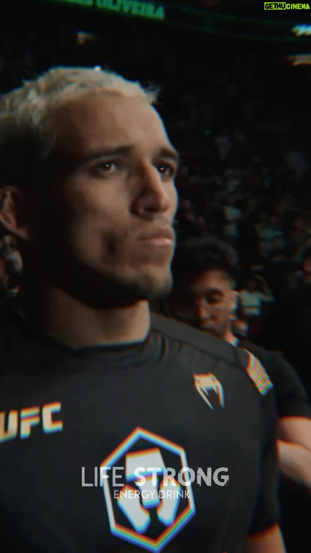 Charles Oliveira Instagram - Energético que trás a energia para o seu dia a dia!!! @lifestrongenergydrink O energético do campeão Acesse o site e leve para sua cidade: www.LIFESTRONGENERGYDRINK.com.br Guarujá, Brazil