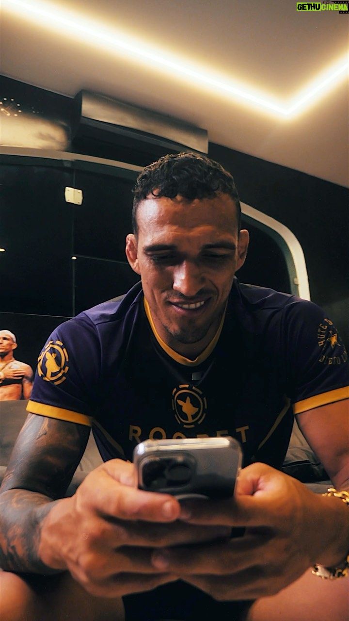 Charles Oliveira Instagram - Você sabia que além de lutas, a @roobet oferece vários outros jogos? Aproveite meu cupom “dobronxs” para ganhar ainda mais benefícios. Vai lá e vamos fazer dinheiro juntos. ROOOOOOBET. Did you know that besides fights, @roobet offers several other games? Use my code “dobronxs” to gain even more benefits. Go there and let’s make money together. ROOOOOOBET.