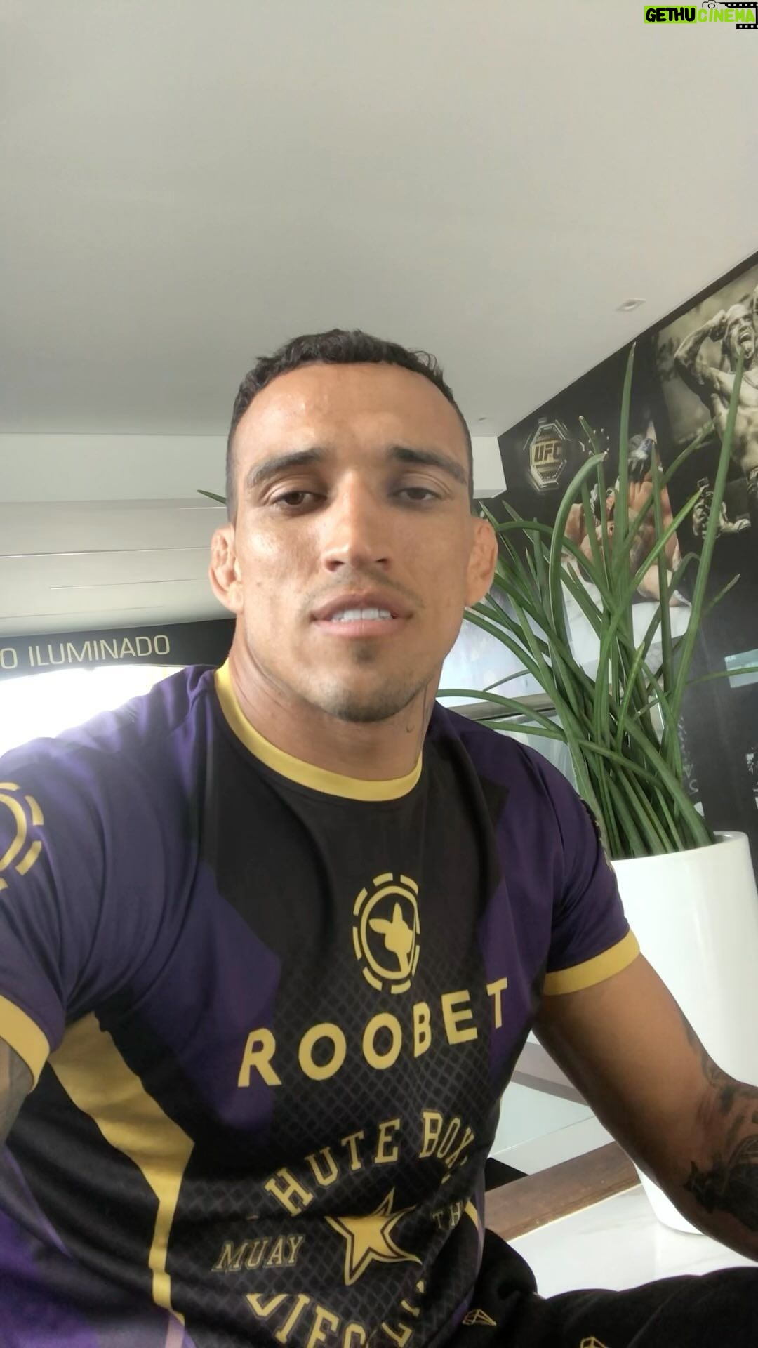 Charles Oliveira Instagram - Esses são os meus palpites para o UFC 288, quais são as seus? Acesse o site da @roobet (link na bio) e use o código “dobronxs” para receber Roowards. 🦘💜 “Para participar é preciso ter 18 anos ou mais. Aposte com responsabilidade!” These are my picks for UFC 288, what are yours? Go to the @roobet website (link in bio) and use the code “dobronxs” to receive Roowards. 🦘💜 “To participate, you must be 18 years or older. Bet responsibly!”