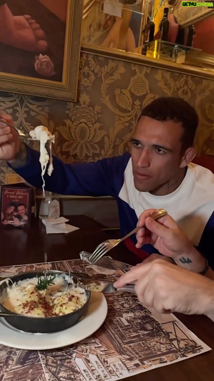 Charles Oliveira Instagram - E ai, quem ta preparado pra experimentar um “Charles do Bronxs” no @paris_6? Delicioso parmegiana canadense de tilápia ao molho branco, gratinado com queijo emmenthal na panelinha de ferro, servido com batatinhas fritas e arroz branco. Uma receita de @isaacazar preparada por nós para vocês. Hey, who’s ready to try a “Charles do Bronxs” at @paris_6? It’s a delicious Canadian-style Parmigiana made with tilapia, white sauce, gratinated with Emmenthal cheese in a small iron skillet, served with French fries and white rice. A recipe by @isaacazar prepared by us for you.