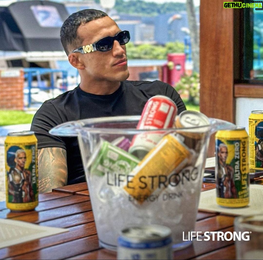 Charles Oliveira Instagram - Família essa edição do ULTRA ZERO LIFESTRONG é um sucesso. Mais energia para seu dia com o energético do campeão!!! Family this edition of ULTRA ZERO LIFESTRONG is a success. More energy for your day with the champion energy drink!!! @lifestrongenergydrink www.LIFESTRONGENERGYDRINK.com.br