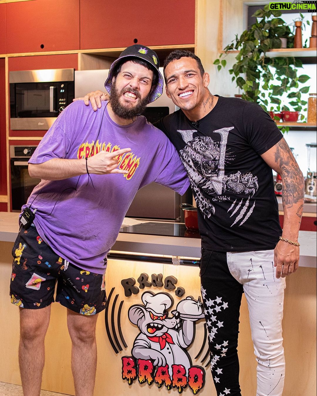 Charles Oliveira Instagram - Fala família tarde de muita risada gravando Rango Brabo com esse gigante. Obrigado pelo convite e agora vamos marcar pra treinar 👊🏼🚀 What’s up family, afternoon with a lot of laughs recording Rango Brabo with this giant. Thanks for the invitation and now let’s train together 👊🏼🚀
