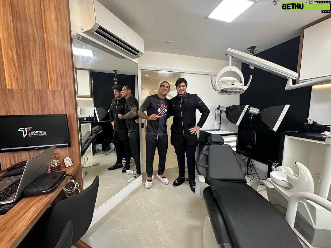Charles Oliveira Instagram - Hoje foi dia de tratamento com o meu irmão @dr.igortedesco só gratidão pelo carinho e por sempre deixar os meus dente cada vez mais bonito São Paulo, Brazil