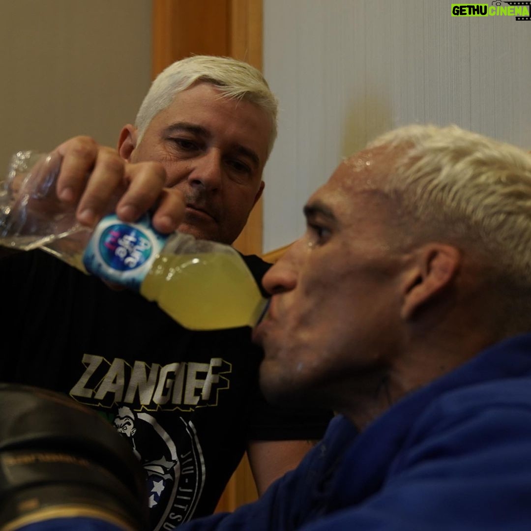 Charles Oliveira Instagram - Eu renasci das cinzas pronto pra vencer Nenhum lugar é alto pra quem quer voar Não há montanha que Deus não possa mover Acorda filha 🙏🙌🙏 @mcdanieloficiall @mc.paulindacapitaloficial Vancouver, B.C., Canada