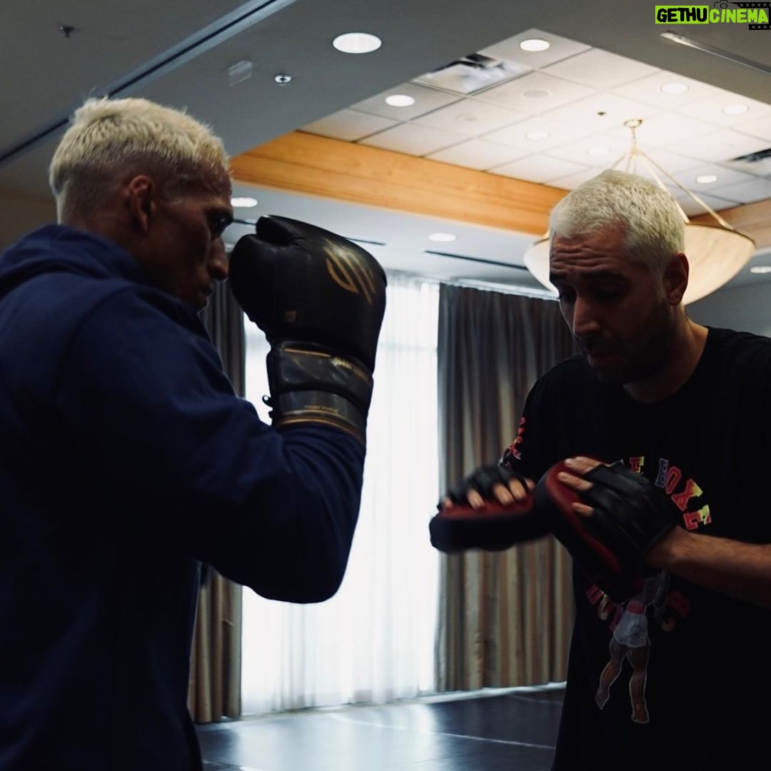 Charles Oliveira Instagram - Eu renasci das cinzas pronto pra vencer Nenhum lugar é alto pra quem quer voar Não há montanha que Deus não possa mover Acorda filha 🙏🙌🙏 @mcdanieloficiall @mc.paulindacapitaloficial Vancouver, B.C., Canada