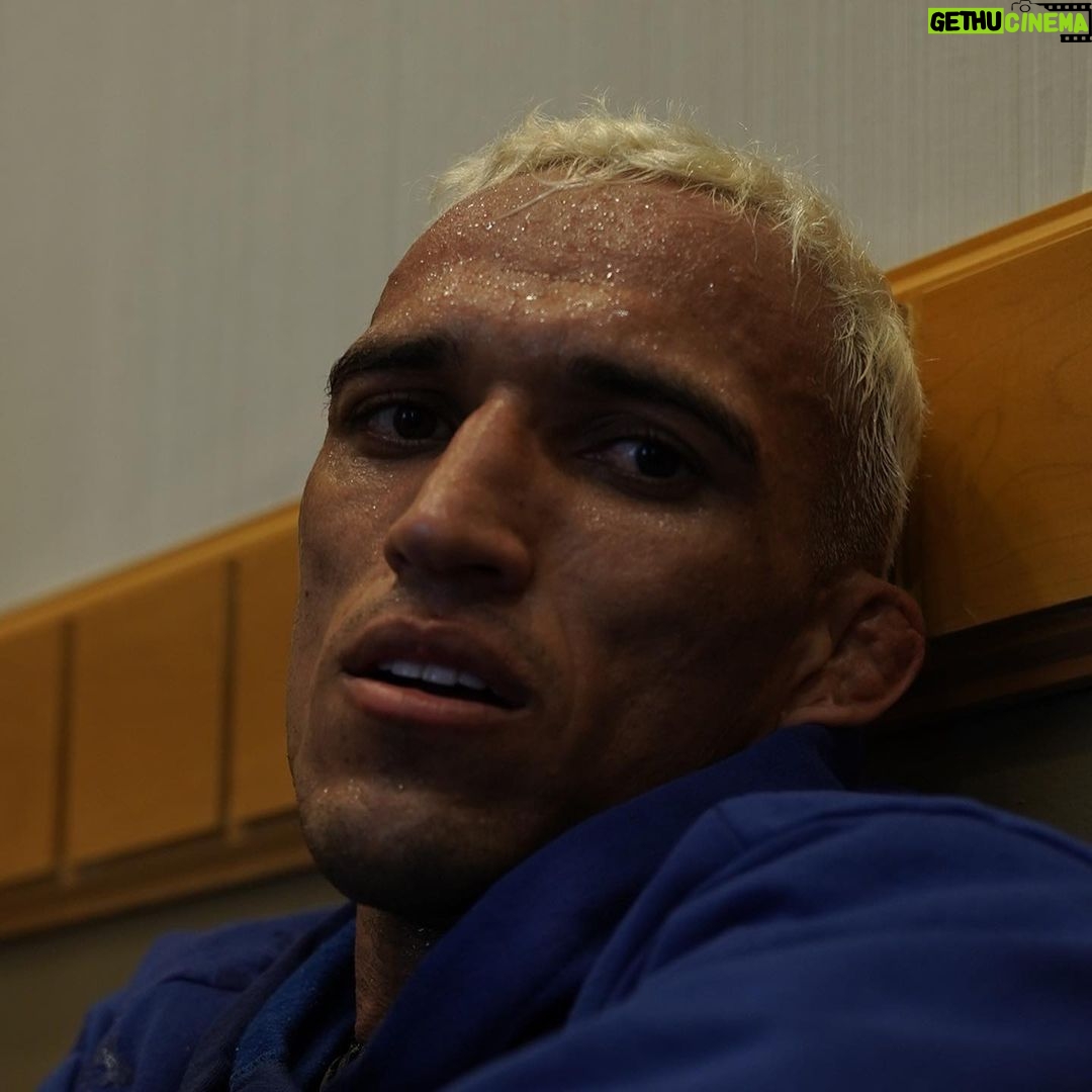 Charles Oliveira Instagram - Eu renasci das cinzas pronto pra vencer Nenhum lugar é alto pra quem quer voar Não há montanha que Deus não possa mover Acorda filha 🙏🙌🙏 @mcdanieloficiall @mc.paulindacapitaloficial Vancouver, B.C., Canada