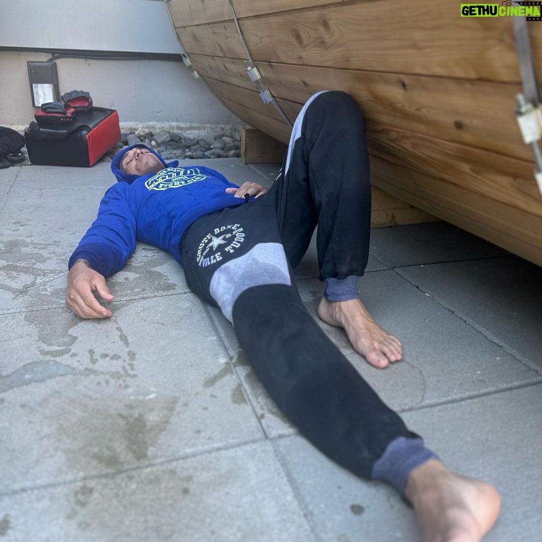 Charles Oliveira Instagram - Eu renasci das cinzas pronto pra vencer Nenhum lugar é alto pra quem quer voar Não há montanha que Deus não possa mover Acorda filha 🙏🙌🙏 @mcdanieloficiall @mc.paulindacapitaloficial Vancouver, B.C., Canada