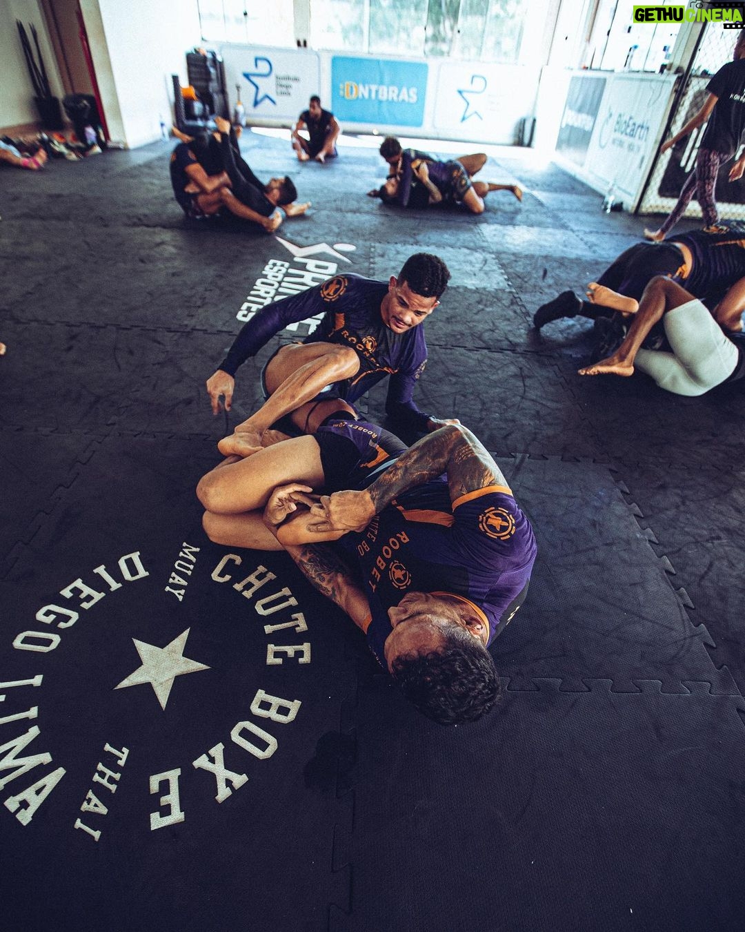 Charles Oliveira Instagram - Ele tirou nois do pouco e colocou nóis no topo do mundo Deus é maravilhoso 🙏 São Paulo, Brazil