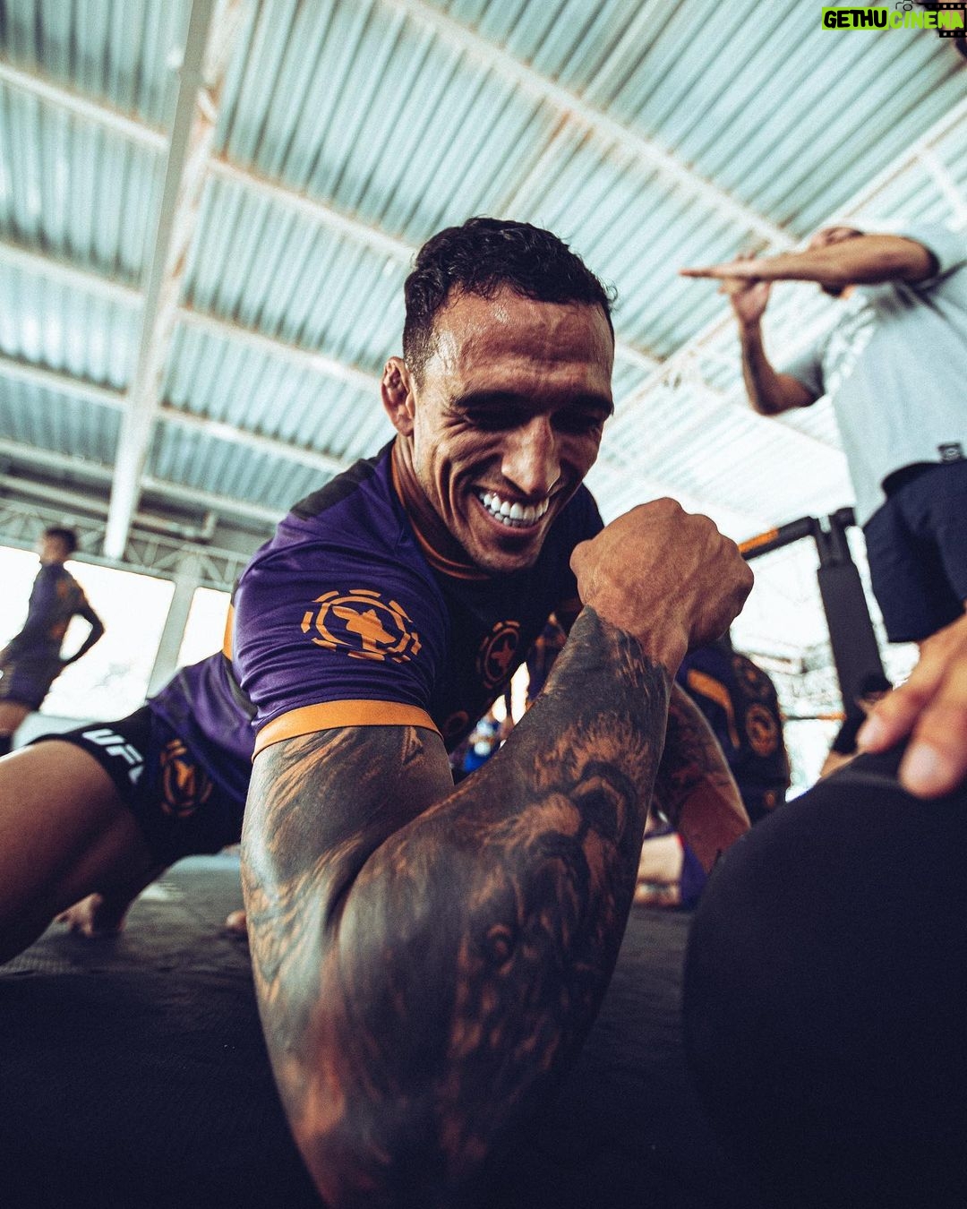Charles Oliveira Instagram - Ele tirou nois do pouco e colocou nóis no topo do mundo Deus é maravilhoso 🙏 São Paulo, Brazil