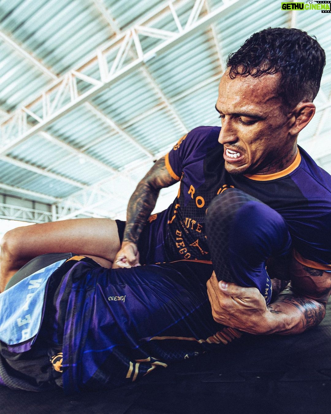 Charles Oliveira Instagram - Ele tirou nois do pouco e colocou nóis no topo do mundo Deus é maravilhoso 🙏 São Paulo, Brazil