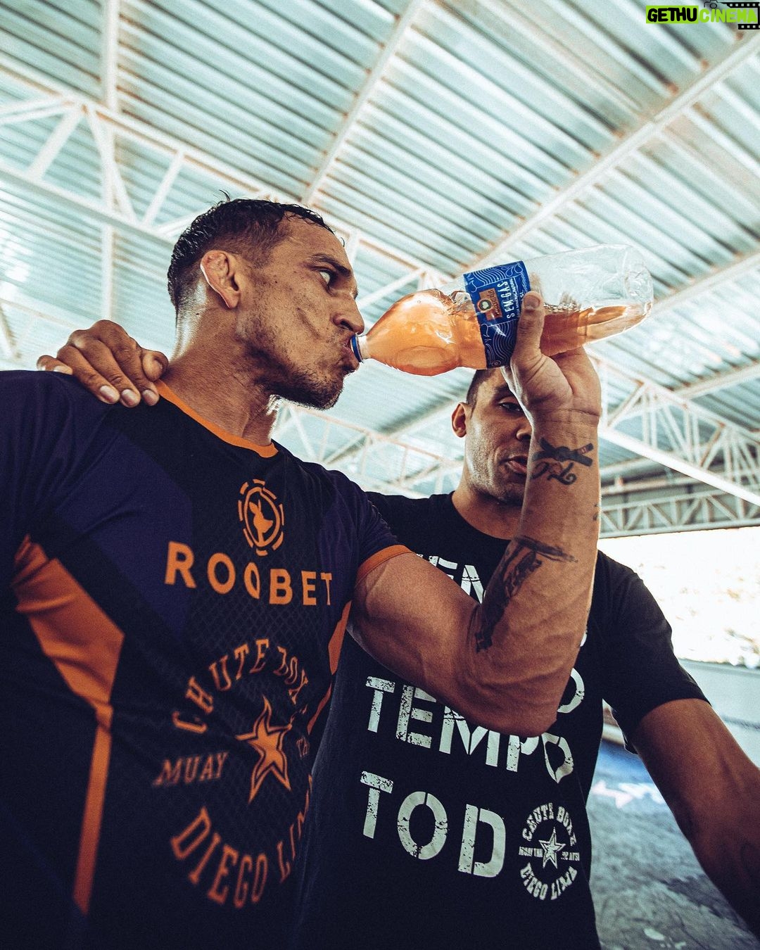 Charles Oliveira Instagram - Ele tirou nois do pouco e colocou nóis no topo do mundo Deus é maravilhoso 🙏 São Paulo, Brazil