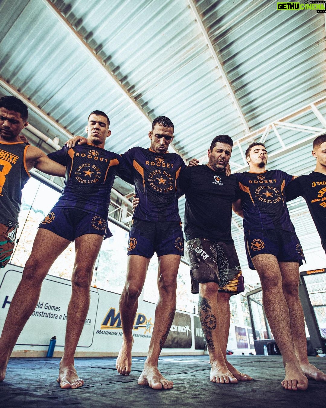 Charles Oliveira Instagram - Ele tirou nois do pouco e colocou nóis no topo do mundo Deus é maravilhoso 🙏 São Paulo, Brazil