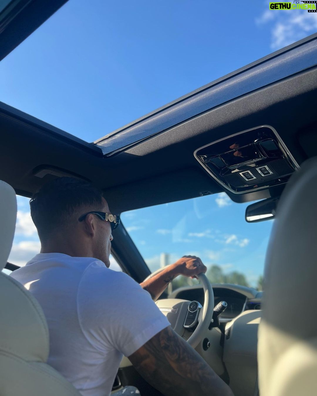 Charles Oliveira Instagram - No giro louco Quero muito porque vim do pouco Minha ambição é mais que o topo Sem olhar pro caminhar dos outros Eu só viso fazer meu troco Me desviando de papo torto Jardim Acapulco - Guarujá