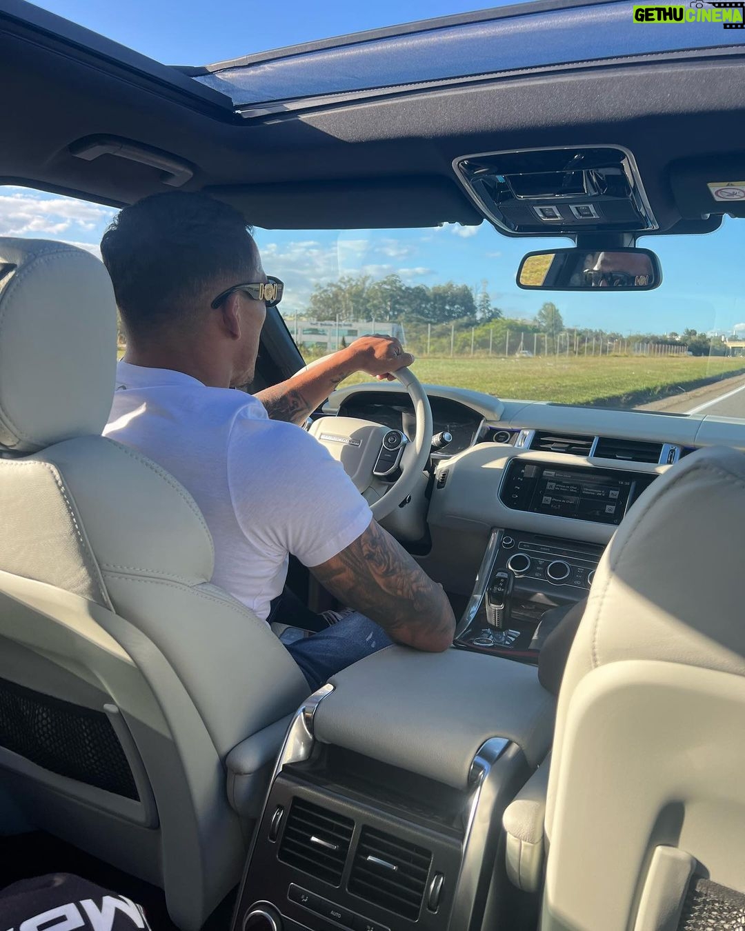 Charles Oliveira Instagram - No giro louco Quero muito porque vim do pouco Minha ambição é mais que o topo Sem olhar pro caminhar dos outros Eu só viso fazer meu troco Me desviando de papo torto Jardim Acapulco - Guarujá