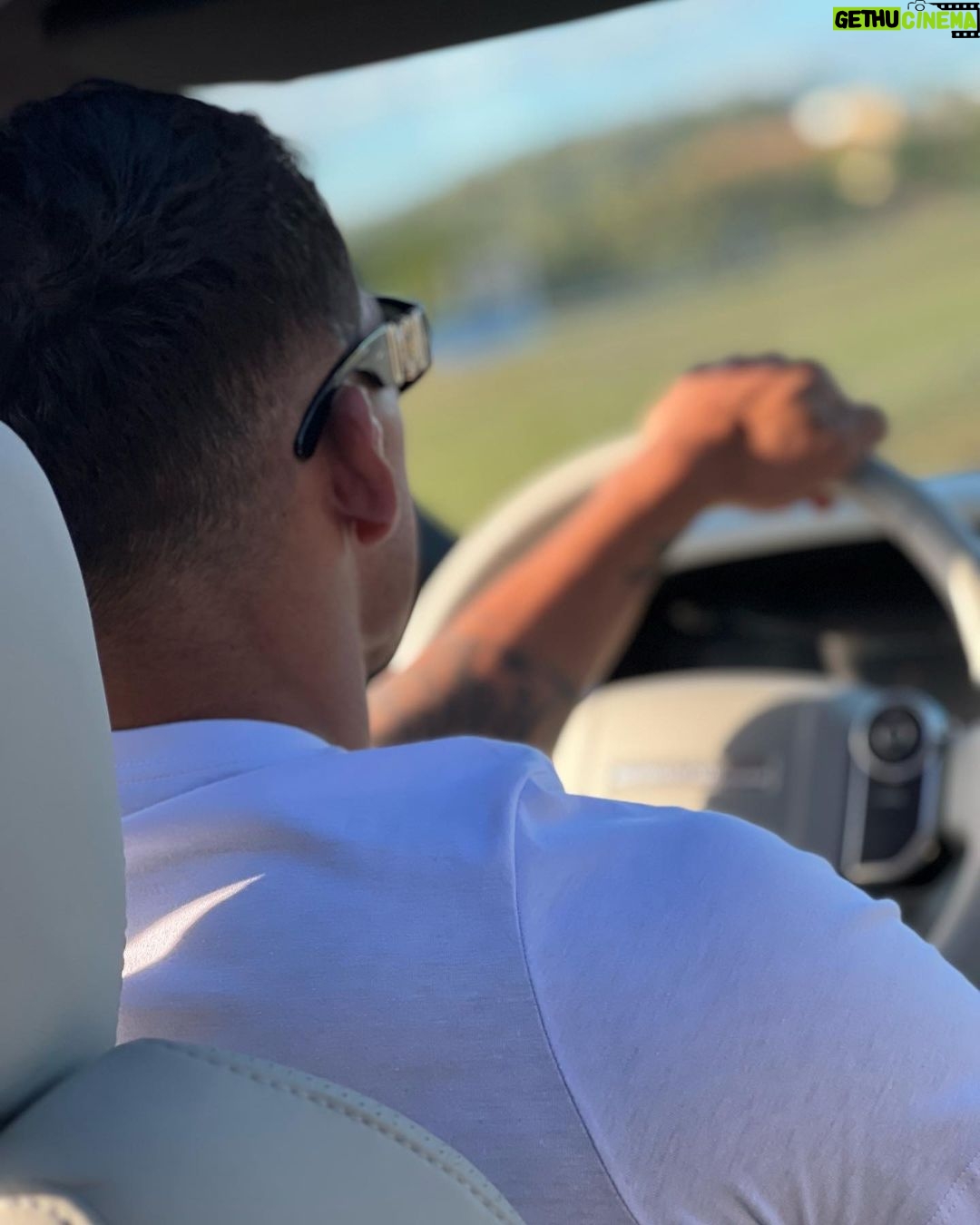 Charles Oliveira Instagram - No giro louco Quero muito porque vim do pouco Minha ambição é mais que o topo Sem olhar pro caminhar dos outros Eu só viso fazer meu troco Me desviando de papo torto Jardim Acapulco - Guarujá