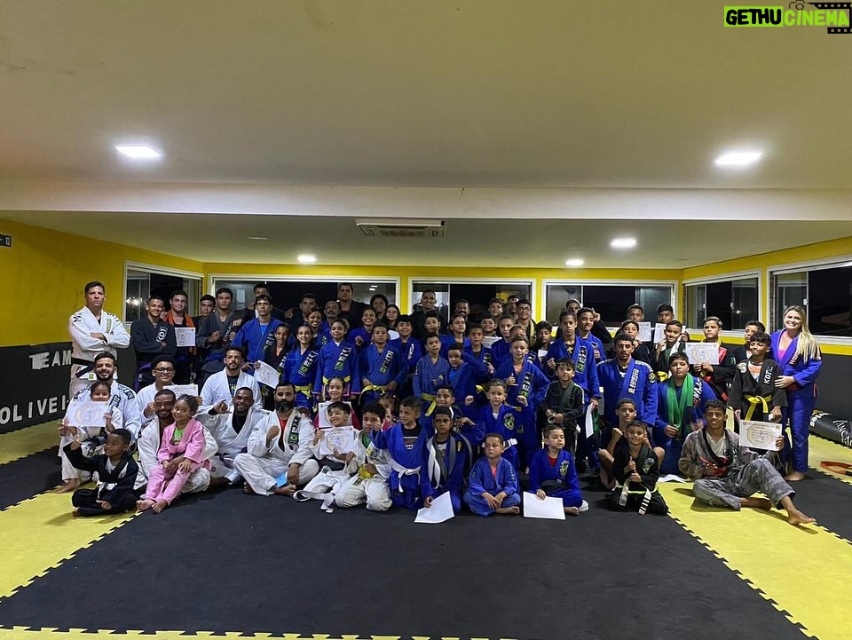 Charles Oliveira Instagram - Hoje foi dia de treinão e graduação do nosso @institutocharlesdobronxs e academia @charlesoliveiragoldteam só gratidão a todos por fazerem parte da nossa família @macacodna @jorgepatinomacaco Centro de Treinamento Charles Oliveira Gold Team